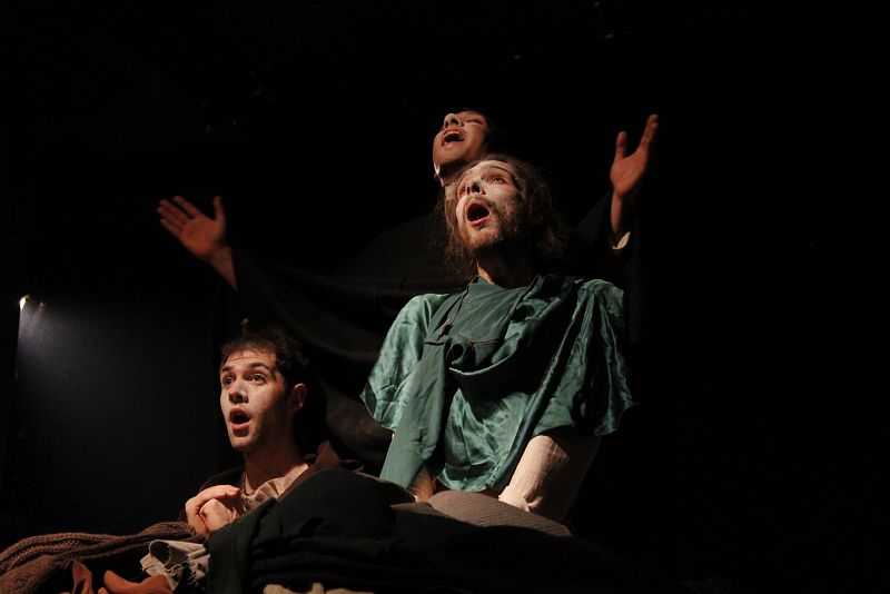 Los personajes de 'Lázaro' en su momento más espiritual.