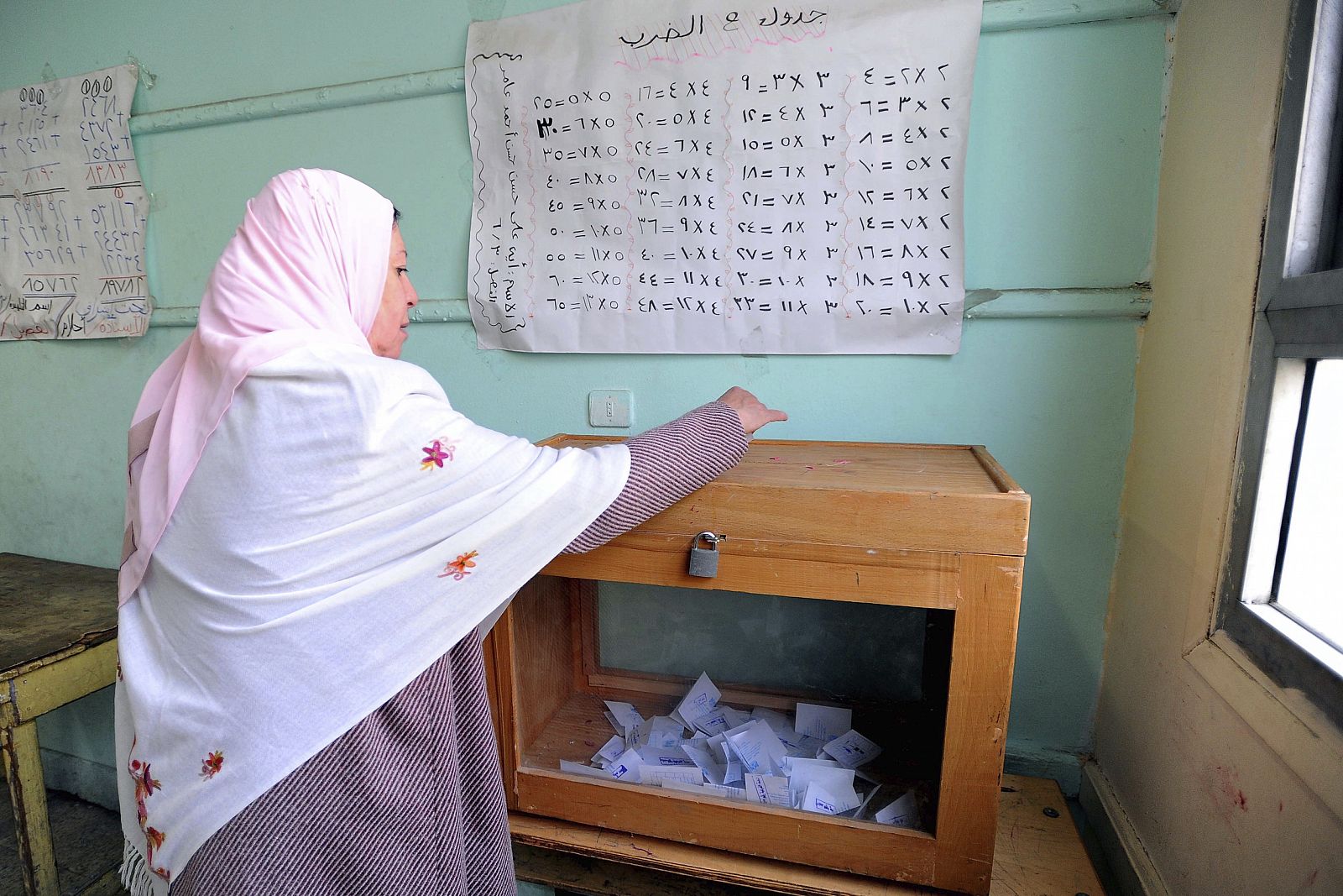 Una mujer egipcia vota en un colegio electoral de Giza, El Cairo, Egipto