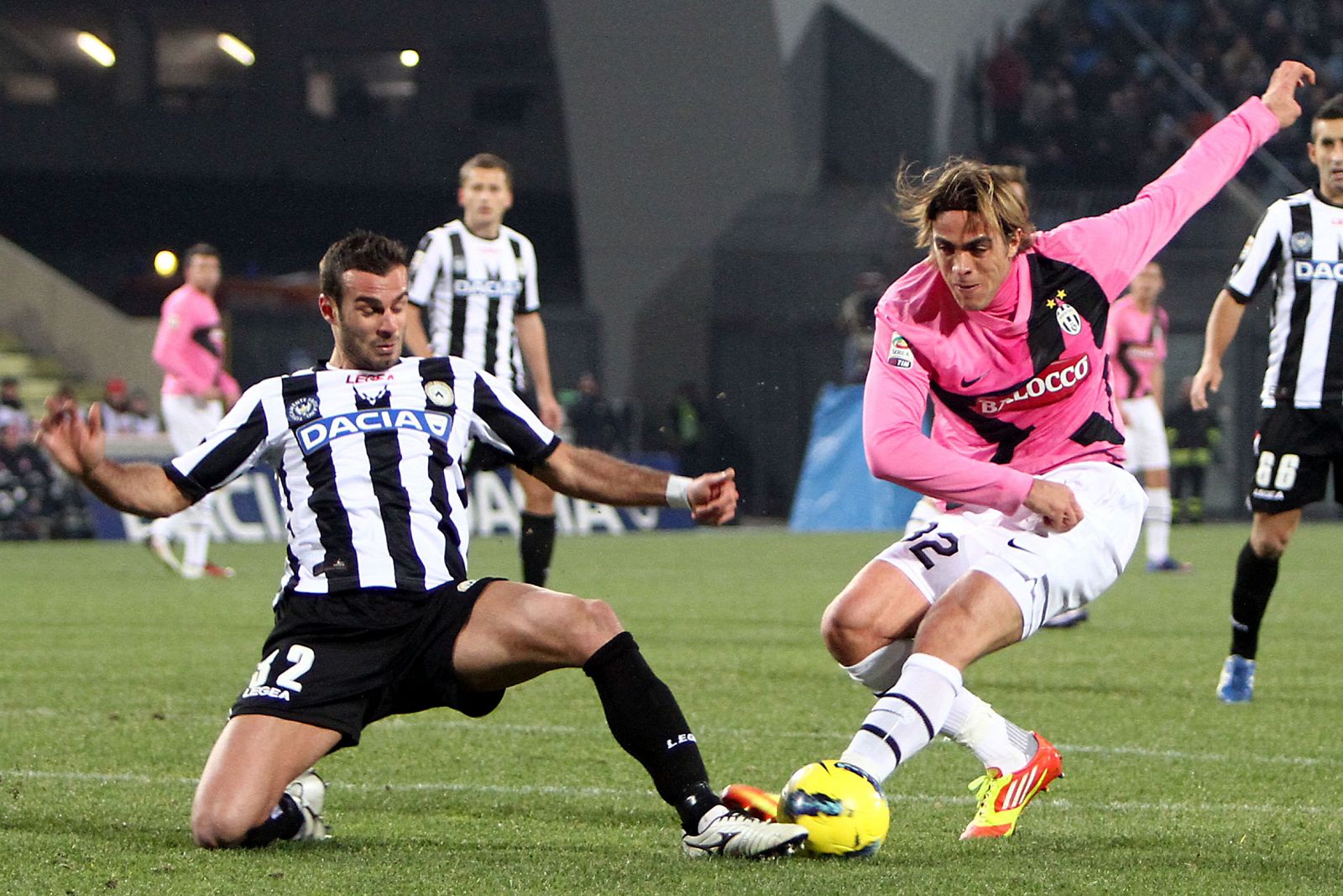 Alesandro Matri, de la Juve, pelea por un balón con Damiano Ferronetti, del Udinese