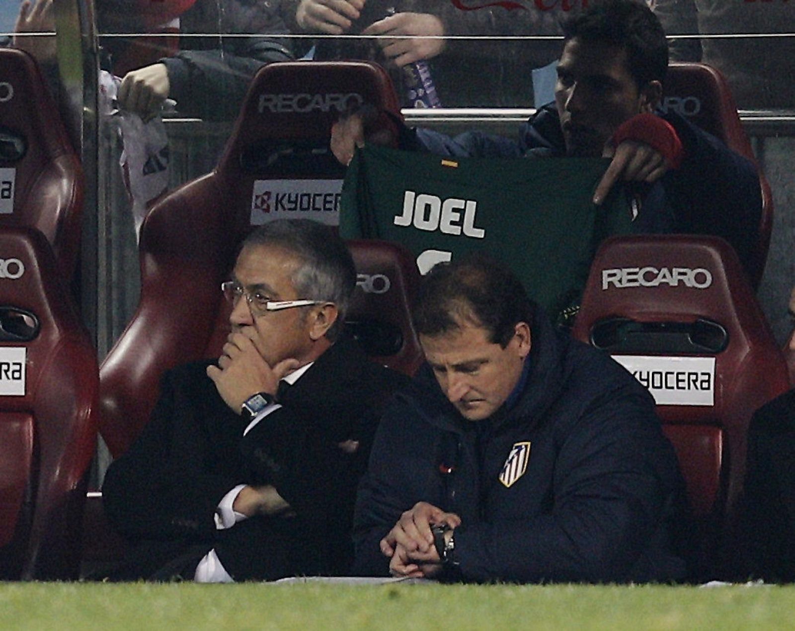 El entrenador del Atlético de Madrid, Gregorio Manzano (i) y su ayudante, Juan Vizcaíno
