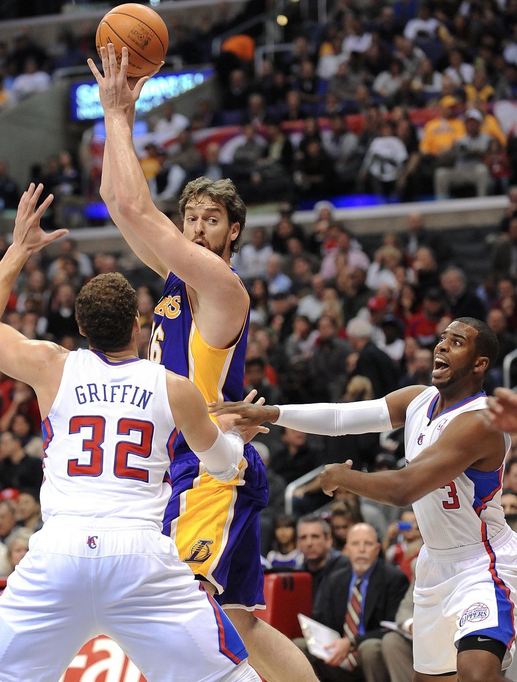 LOS ANGELES LAKERS VS LOS ANGELES CLIPPERS