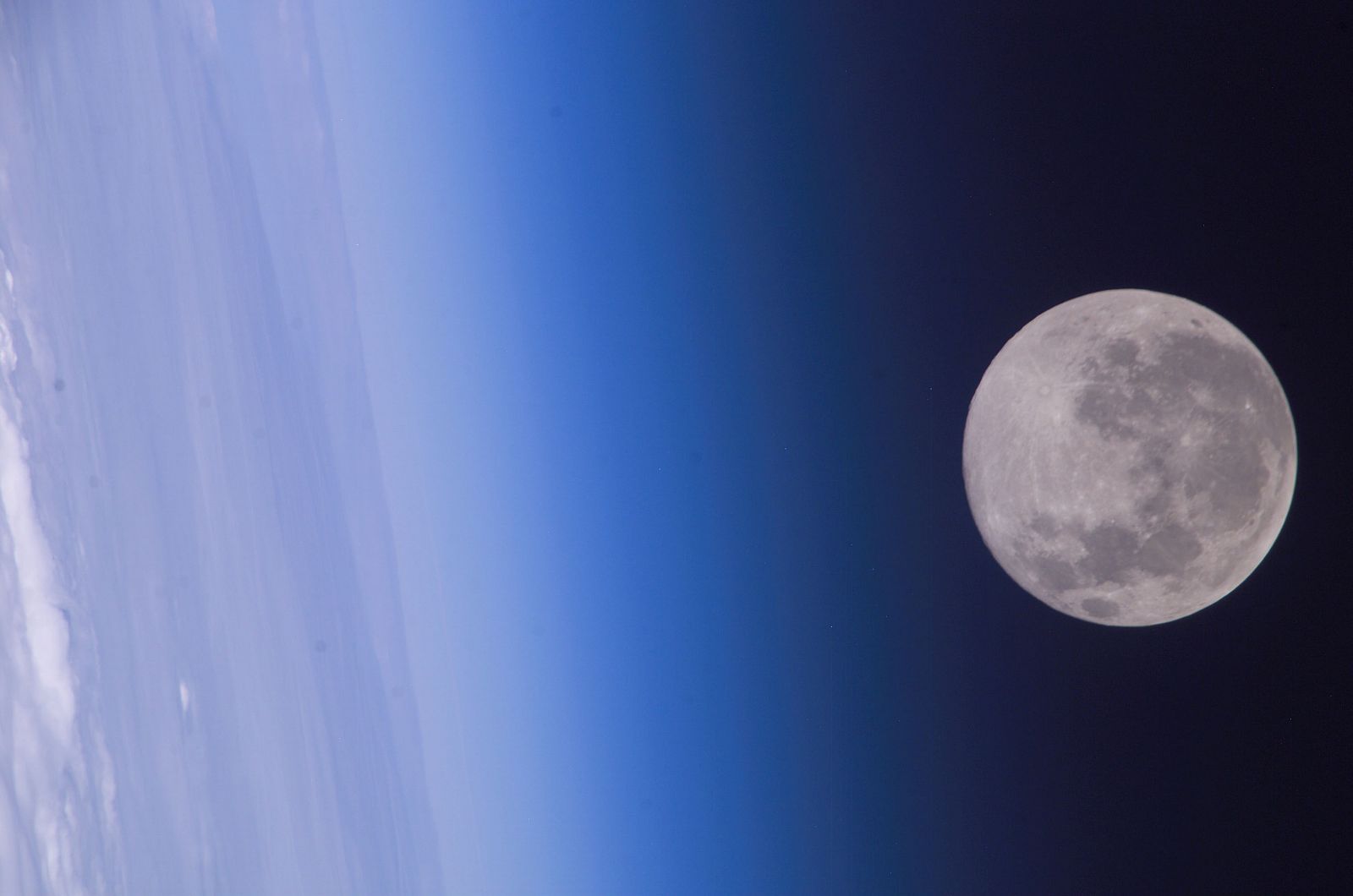 Vista desde el espacio del horizonte de la Tierra y la Luna