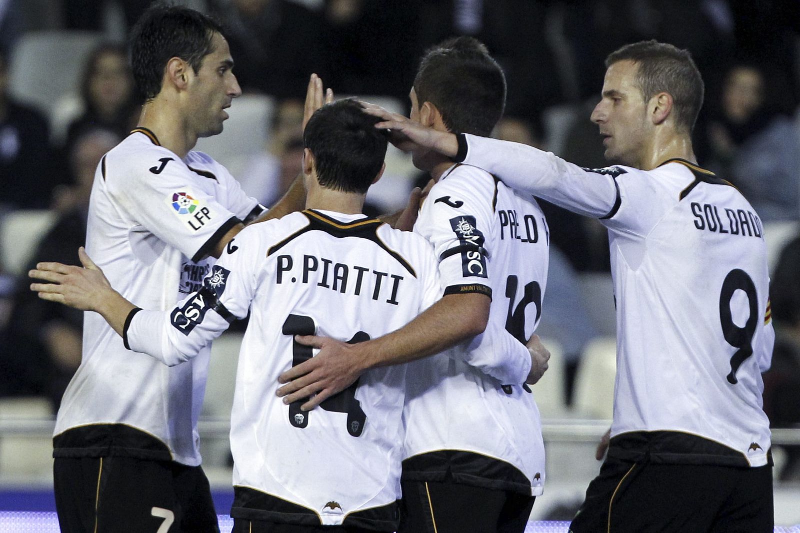 Los jugadores del Valencia celebran el tercer gol marcado por el brasileño Jonás Goncalves.