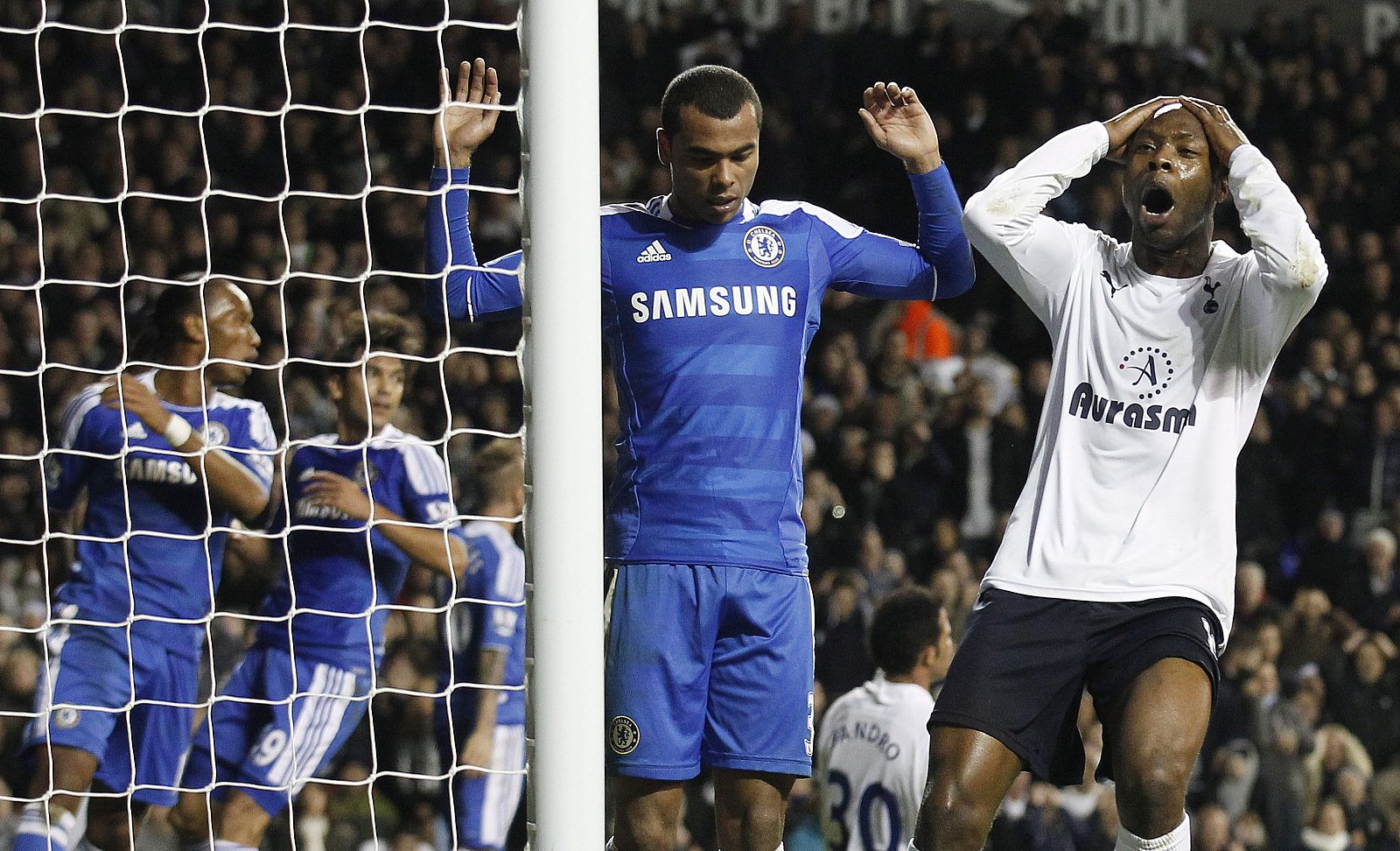 El jugador del Tottenham William Gallas (d) se lamenta tras desperdiciar una oportunidad de gol.