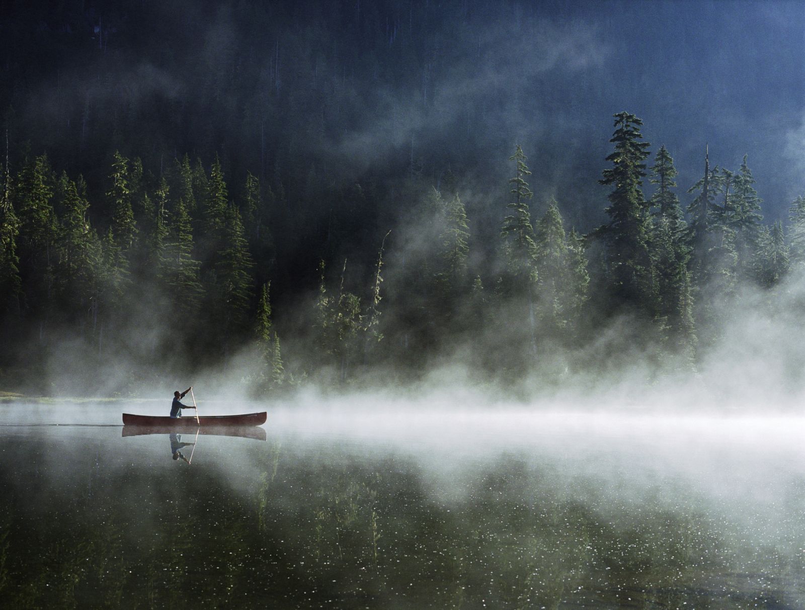 La niebla es muy frecuente en los lagos, sobre todo en otoño, cuando el agua de las superficie aún mantiene el calor del verano. Sobre este agua se desliza una masa de aire más frío, que condensa el vapor de agua presente en la zona y forma la niebl
