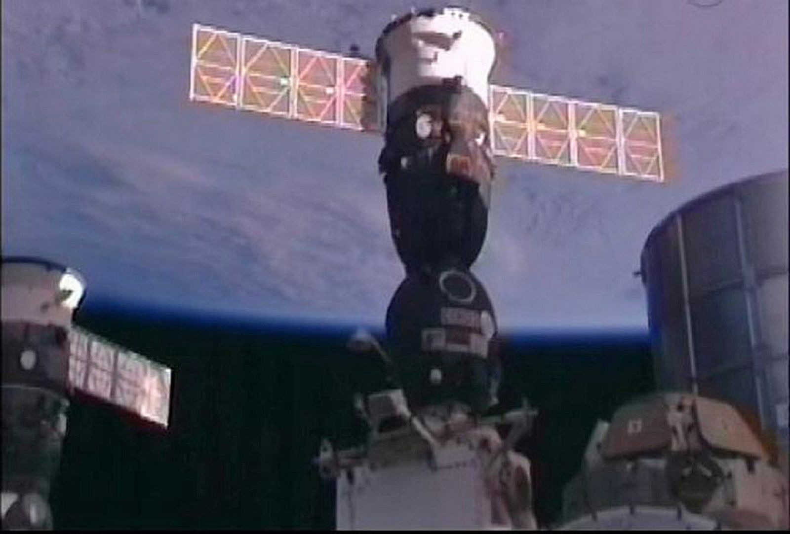 La nave Soyuz TMA-03M con tres astronautas a bordo se acopla a la ISS