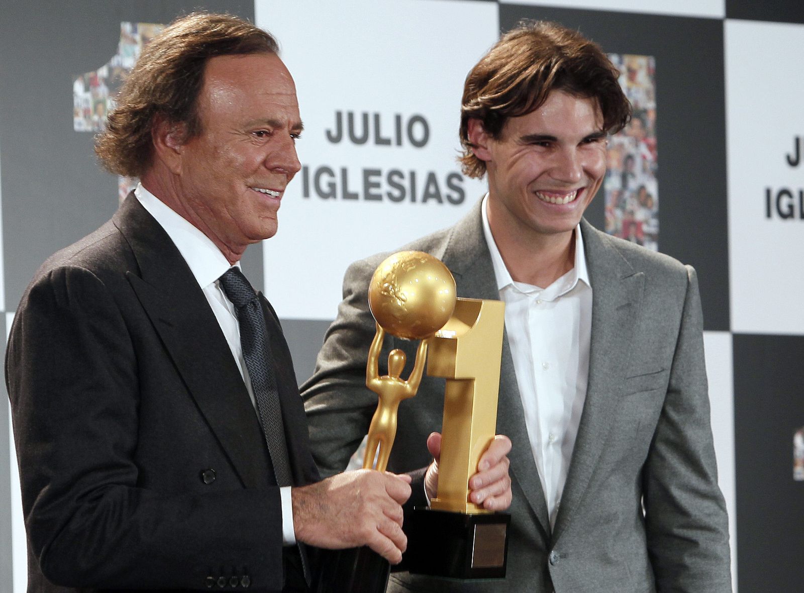 Rafa Nadal, junto a Julio Iglesias en un acto reciente. El tenista se reconoce admirador del cantante