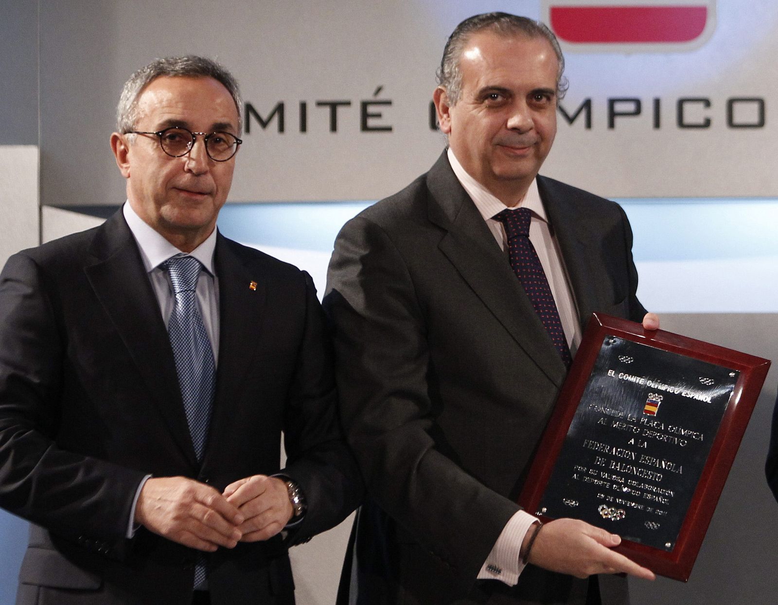 El presidente de la Federación Española de Baloncesto José Luis Saéz recibe un premio por parte del presidente del Comité Olímpico Español Alejandro Blanco (i).