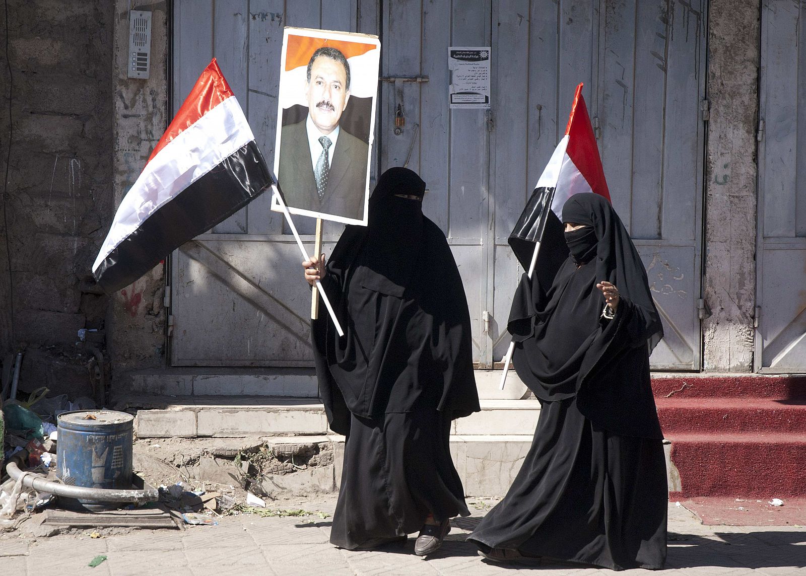 Partidarios del presidente de Yemen con un cartel durante una manifestación este lunes