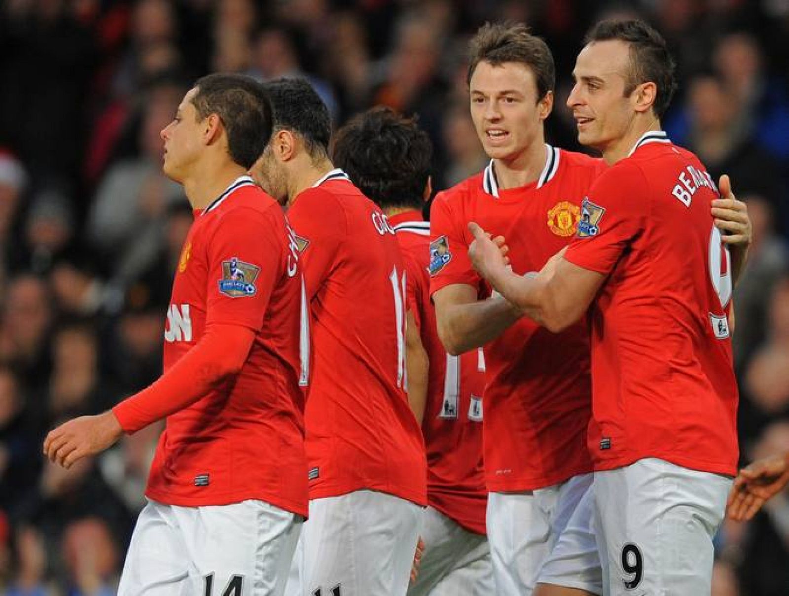 Los jugadores del United celebran uno de los tres tantos de Berbatov.