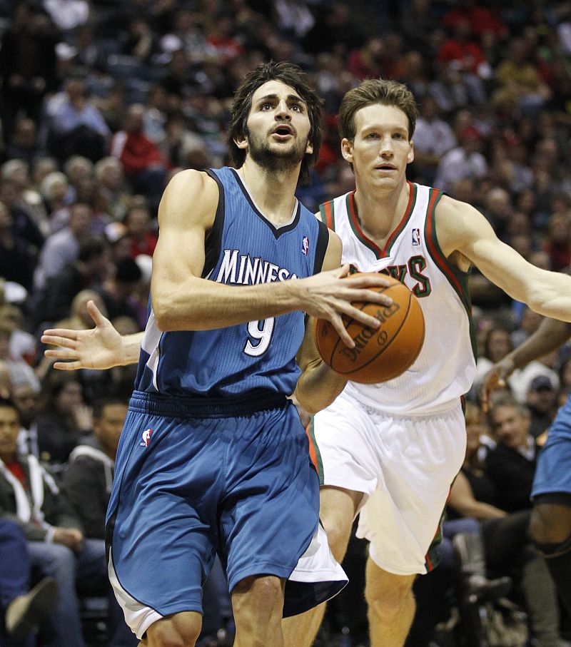 El jugador de los Timberwolves Ricky Rubio (i) disputa el balón con Mike Dunleavy (d) de los Bucks.