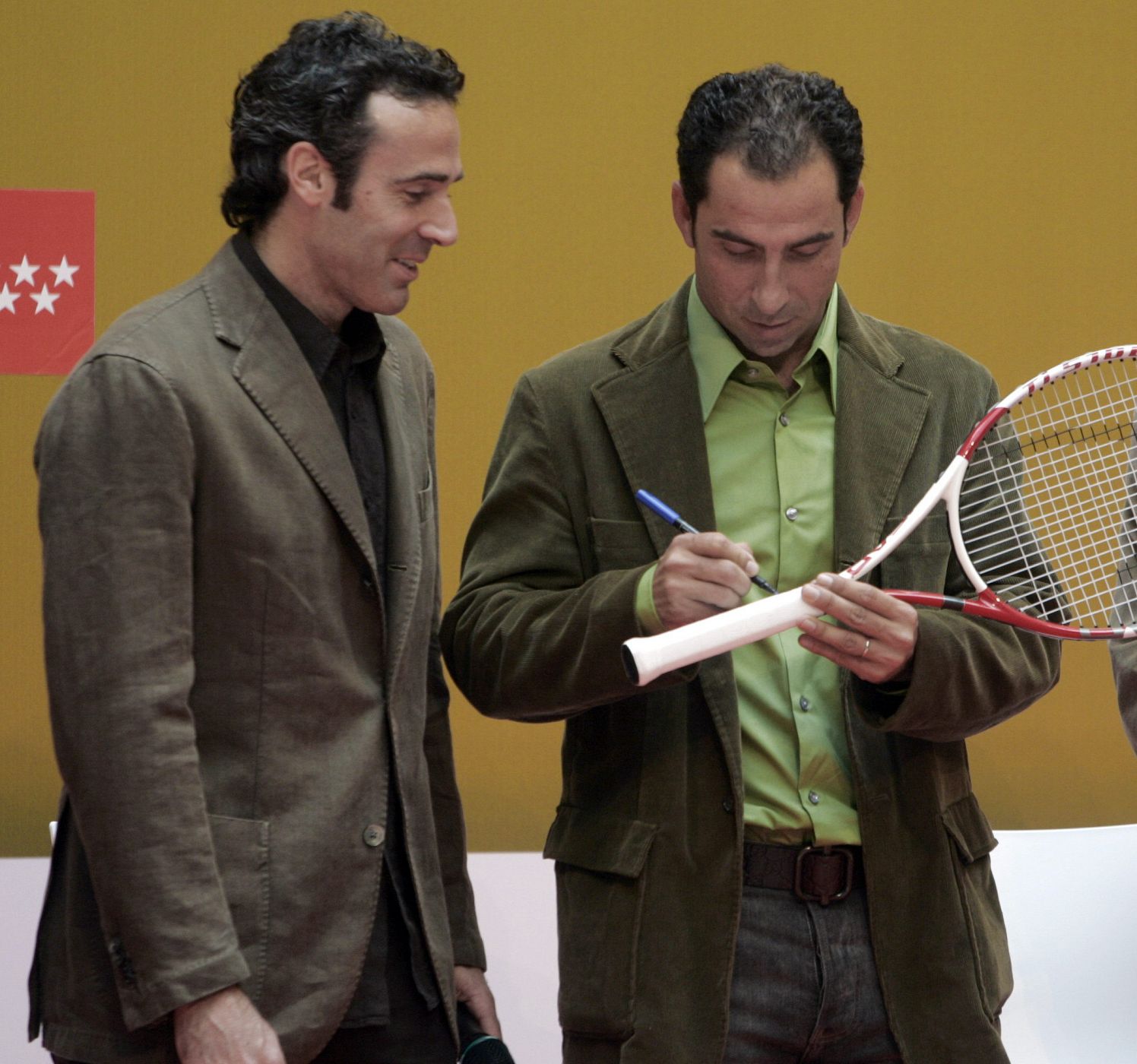 Fotografía de archivo, tomada el 13/04/2007, de Alex Corretja (i) junto al que este año ha sido el capitán del equipo español de Copa Davis, Albert Costa.