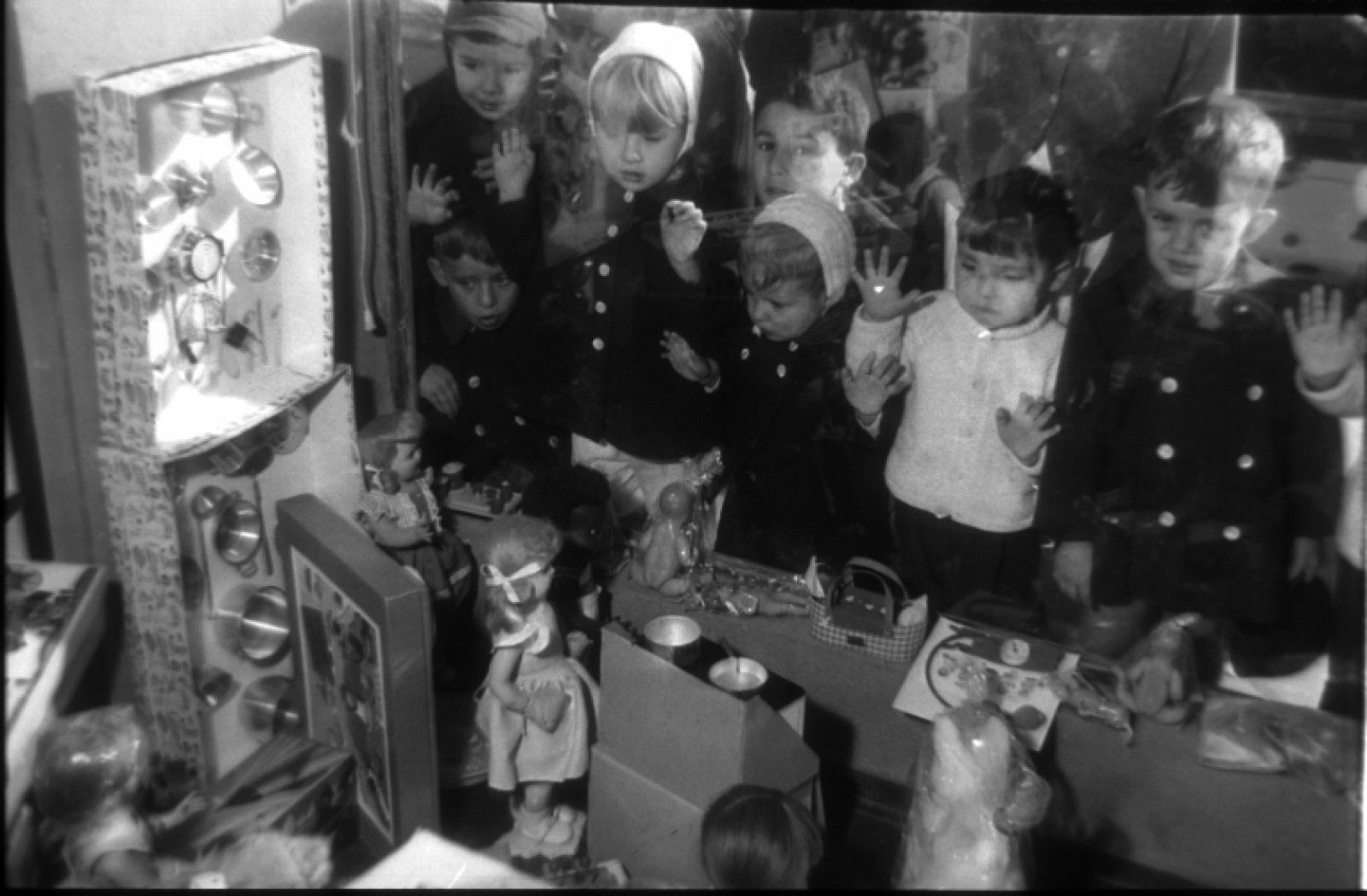 Niños mirando escaparate de juguetes. 1959