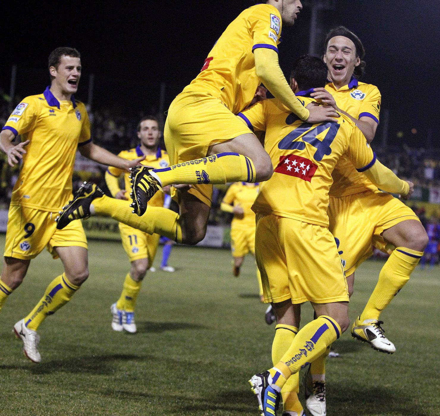 Los jugadores del Alcorcón celebran el segundo gol del equipo madrileño, que les dio la victoria ante el Levante.