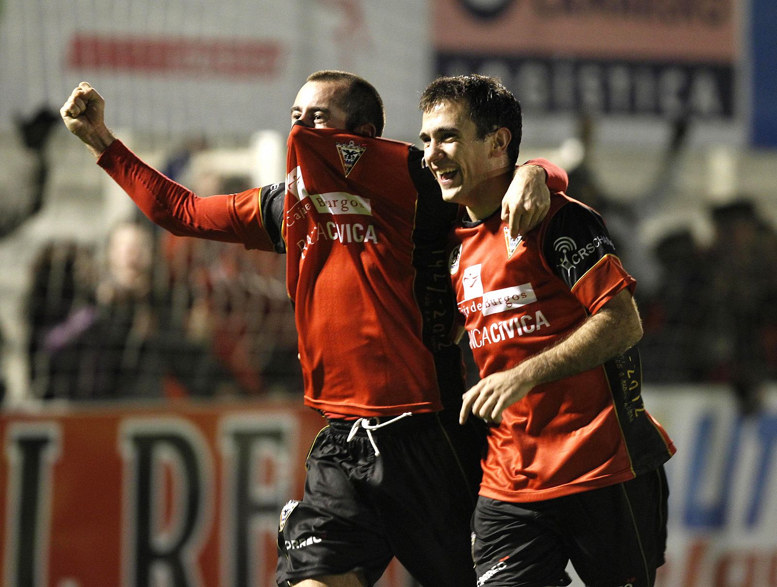 Los jugadores del Mirandés celebran el primer gol del equipo burgalés, obra de Pablo Infante.