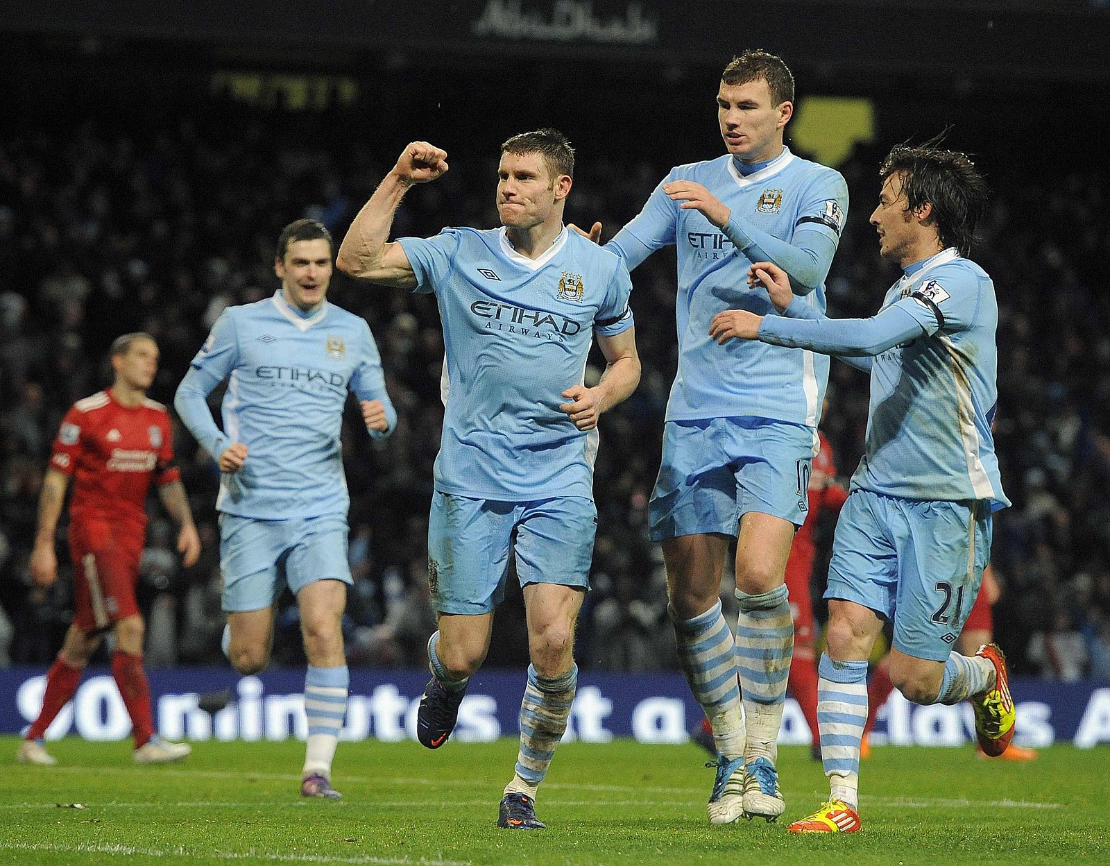 Los jugadores del City celebran el tercer gol de Milner.