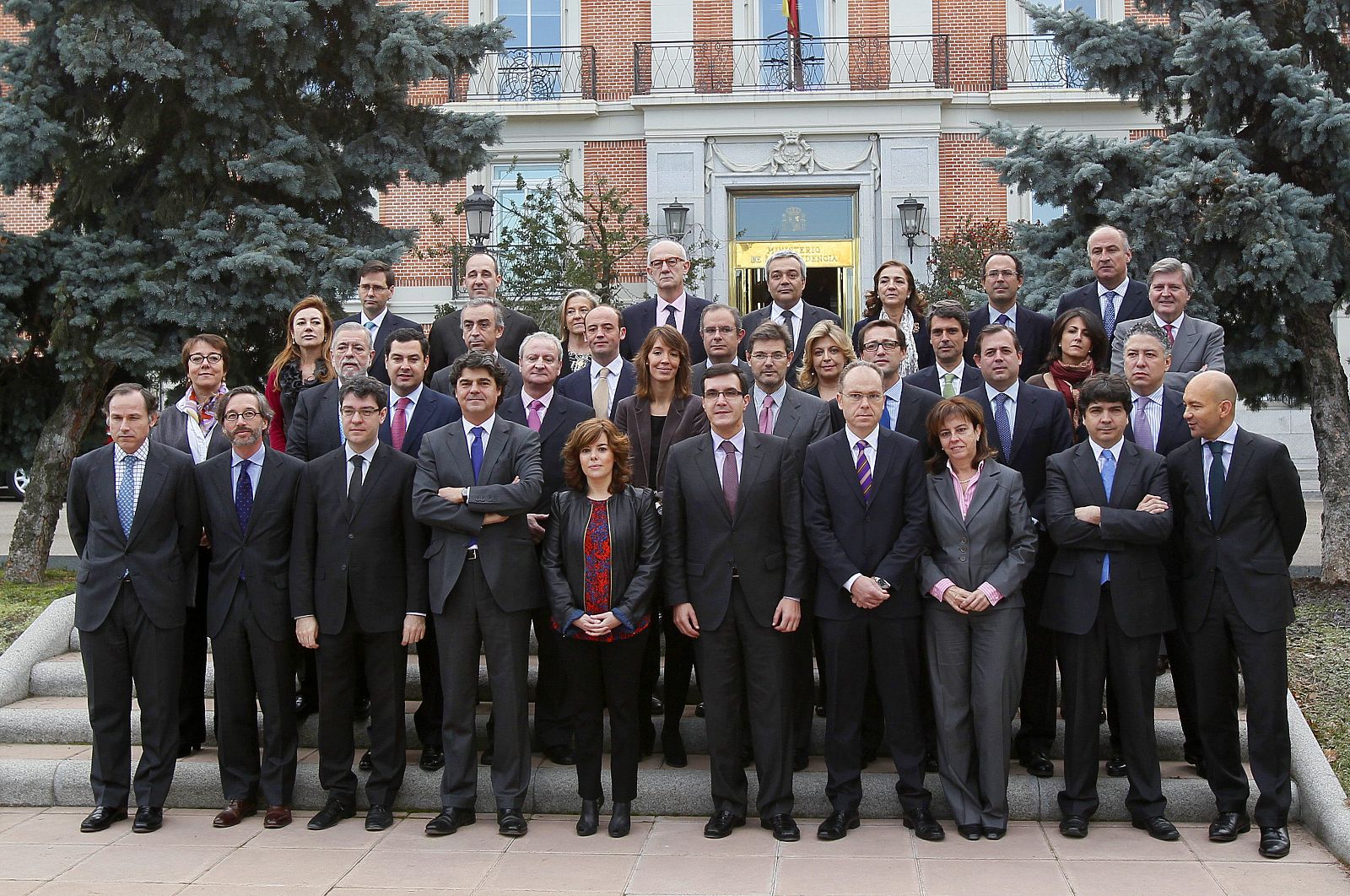 La vicepresidenta del Gobierno, Soraya Sáenz de Santamaría, posa con los miembros de la nueva Comisión de Subsecretarios.