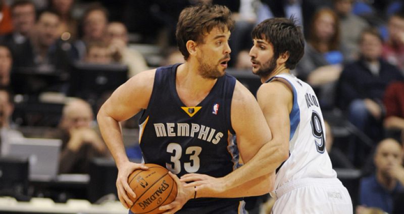 El jugador de Grizzlies Marc Gasol (i) es marcado por Ricky Rubio (d), de Timberwolves.