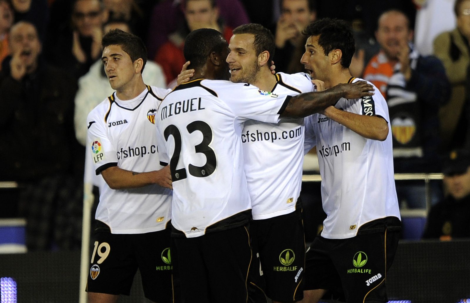 Los jugadores del Valencia celebran el gol de Jonas.