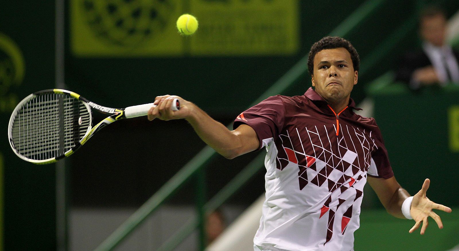 Jo-Wilfried Tsonga devuelve una bola a su compatriota Gael Monfils en la final de Doha