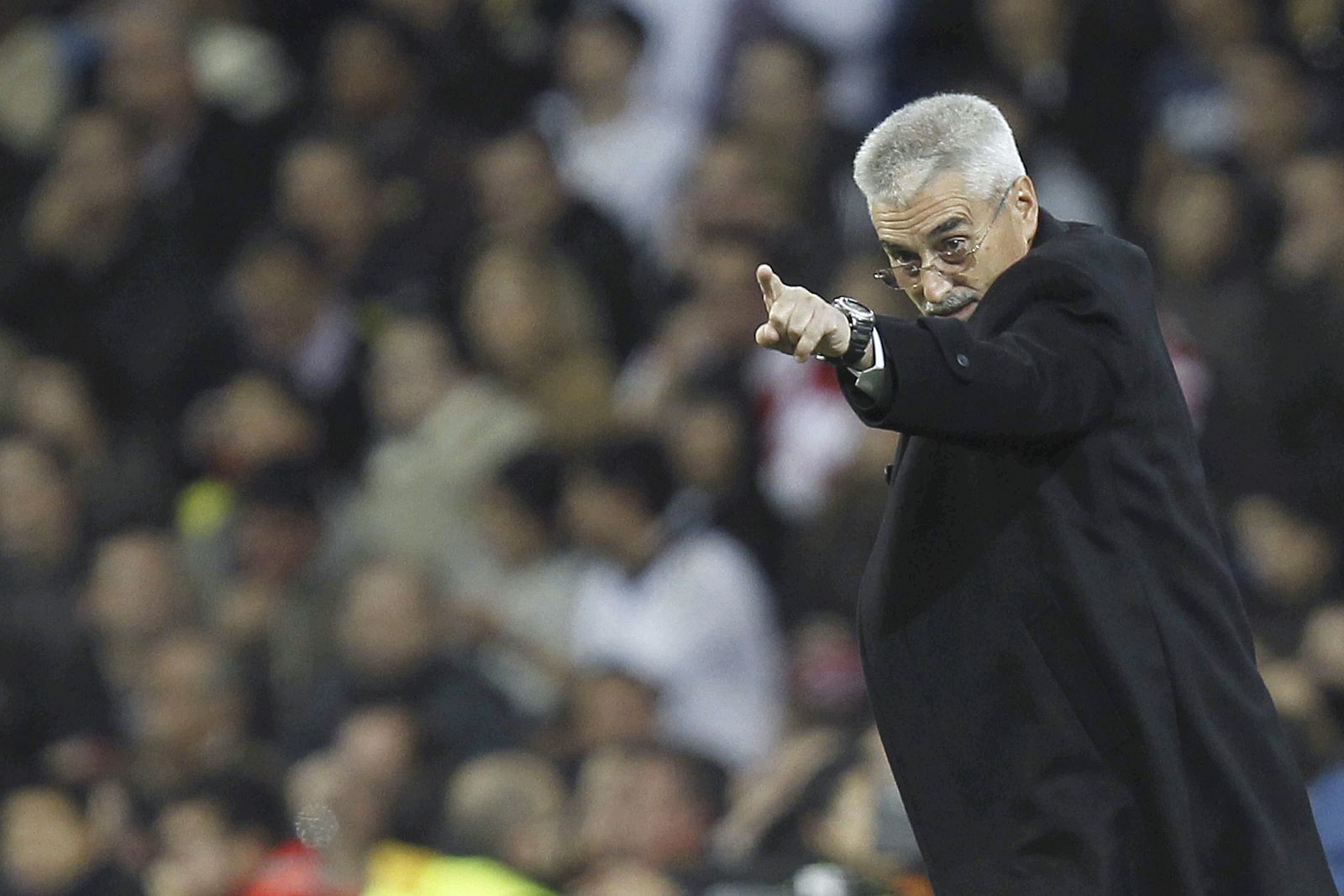 El entrenador del Granada, Fabriciano González "Fabri" , da instrucciones a sus jugadores en su partido frente al Real Madrid