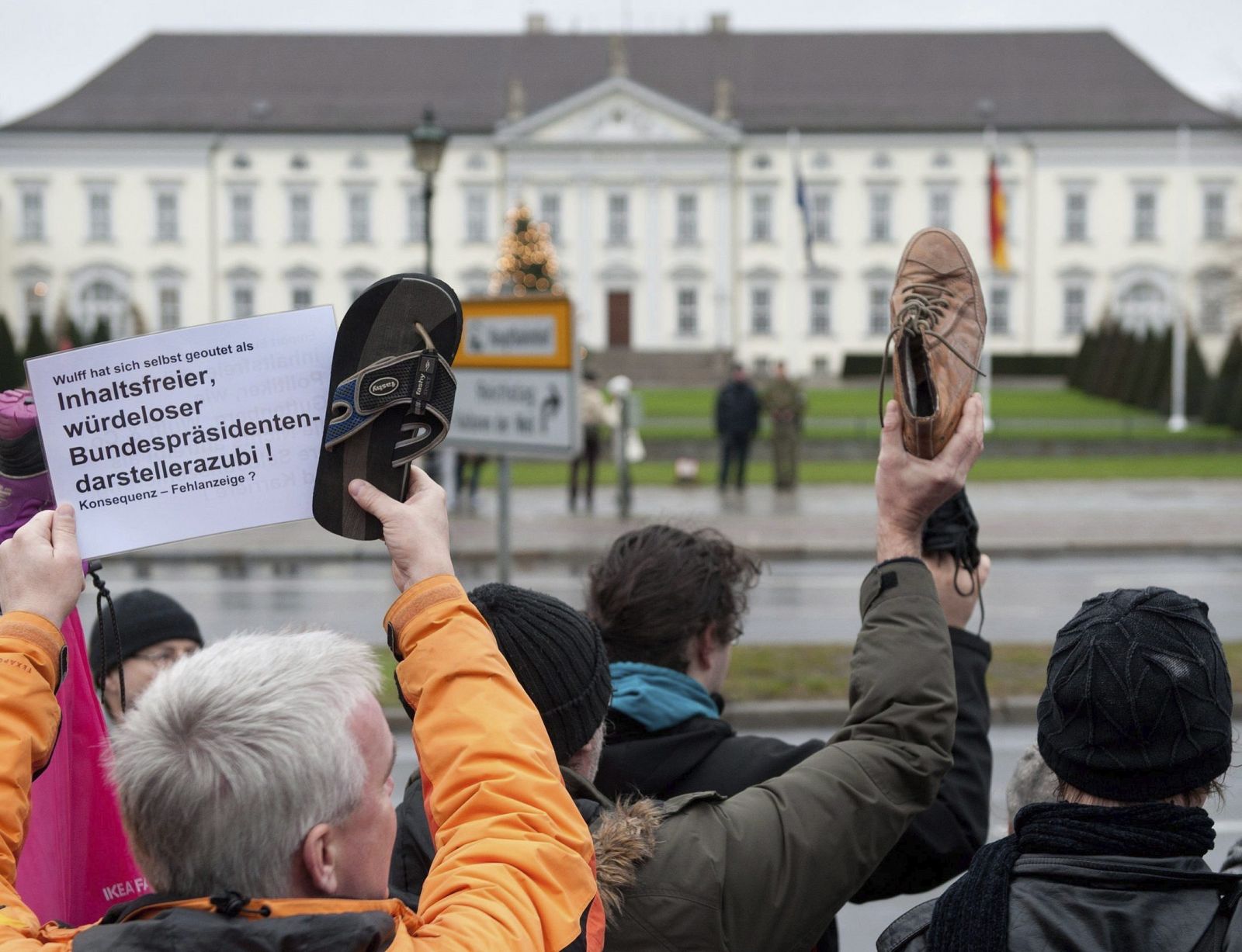 Manifestantes alemanas protestan zapato en alto contra el presidente del país.