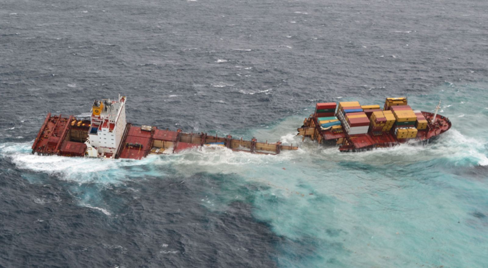 El carguero petrolífero 'Rena', encallado en un arrecife neozelandés desde octubre, se ha partido en dos por una tormenta
