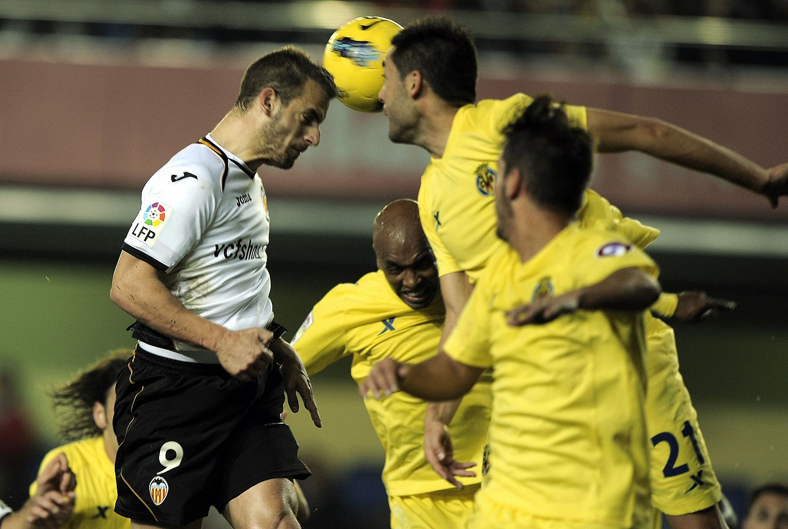 Soldado trata de rematar de cabeza para el Valencia ante la oposición de jugadores del Villarreal