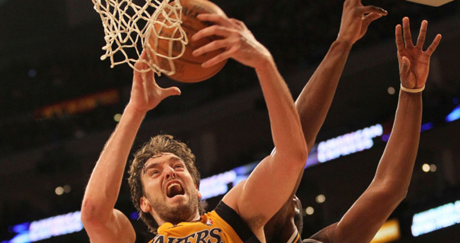 Pau Gasol consigue un rebote en el partido de la NBA ante los Grizllies.