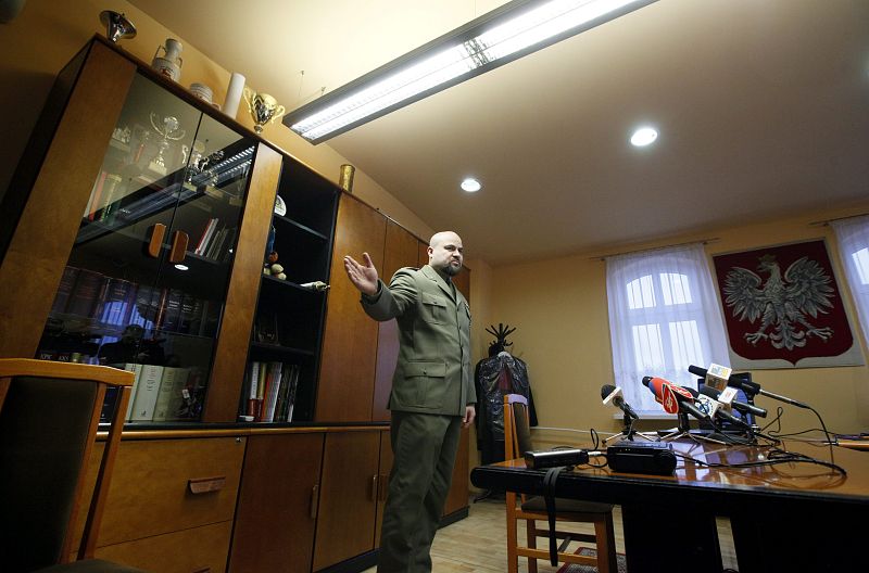El coronel Mikolaj Przybyl, un fiscal militar polaco, habla con los medios durante una conferencia de prensa, antes de su intento de suicidio