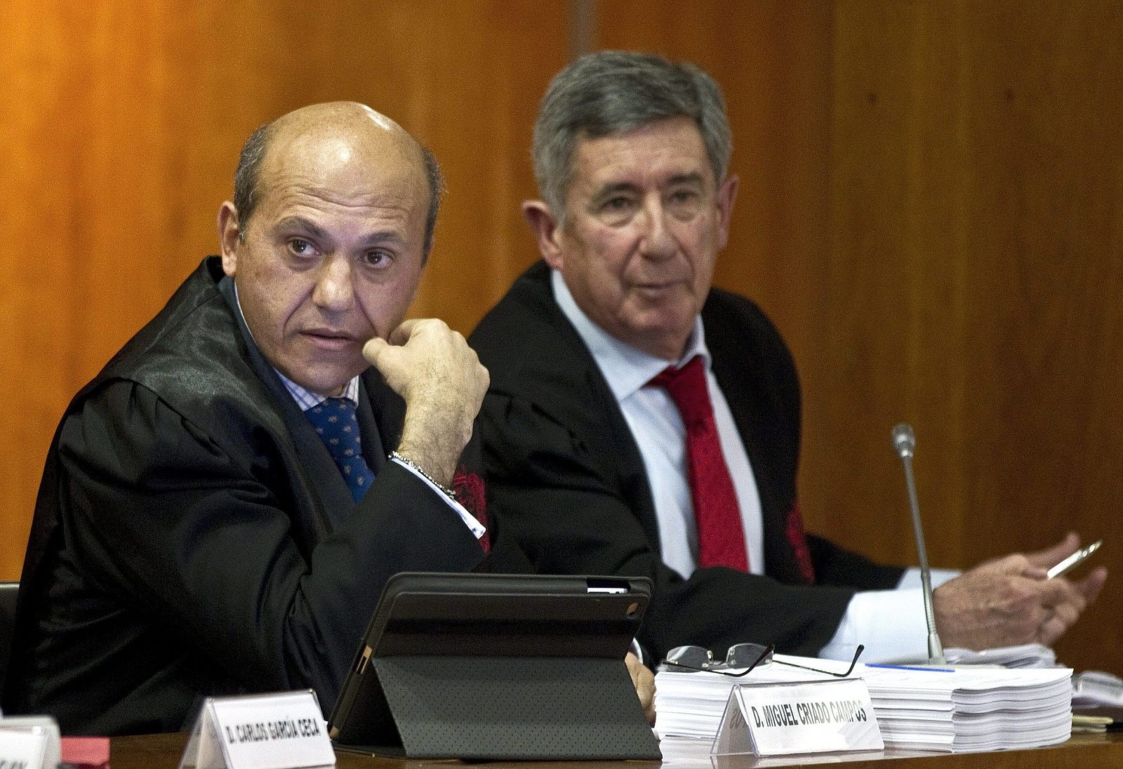 El abogado y presidente del Sevilla F.C., José María del Nido (i), junto a su abogado Pedro Apalategui, en la sección Tercera de la Audiencia Provincial de Málaga,