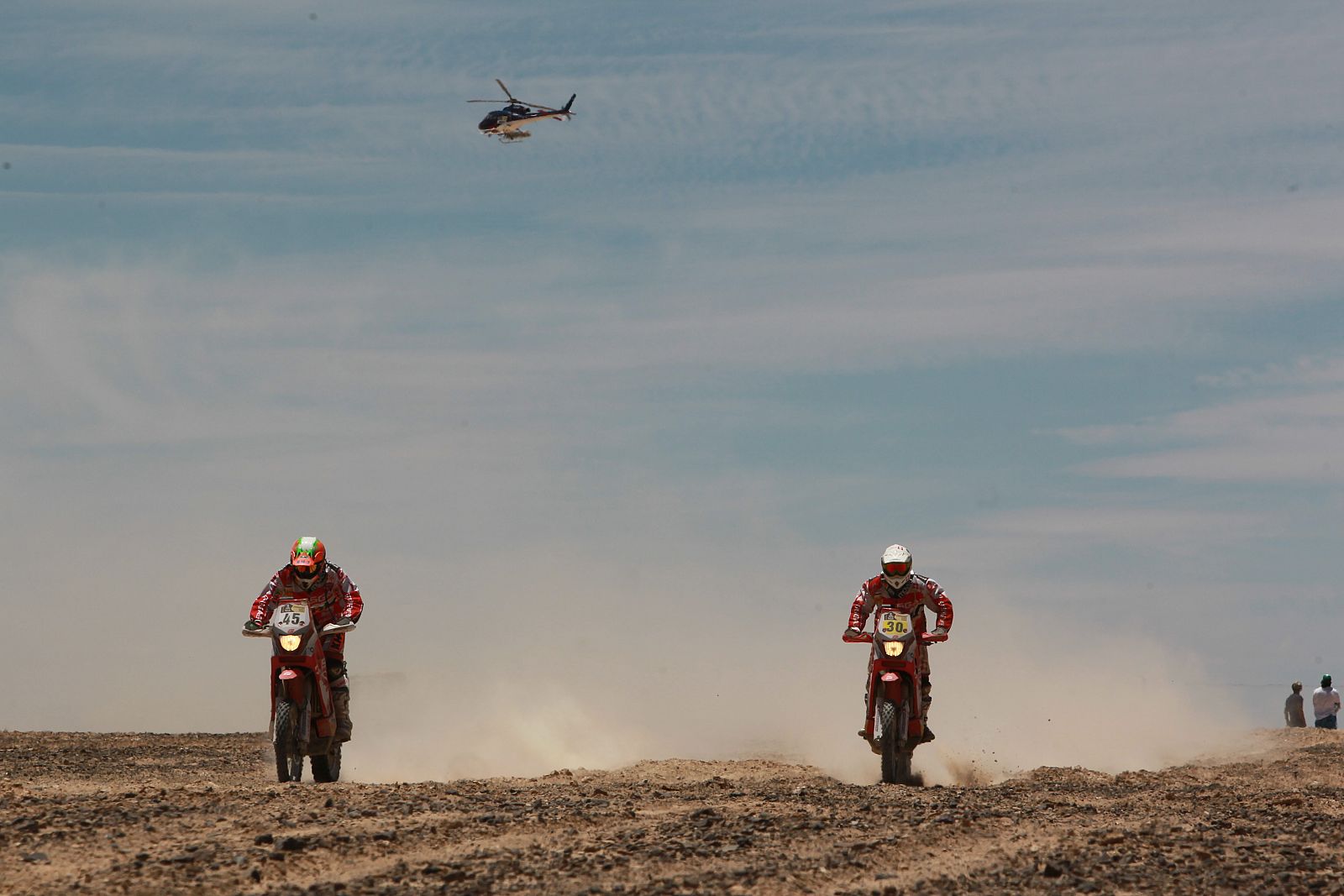 El piloto español Marc Guasch (i) y el francés Mathieu Serradori (d) conducen sus motos en la octava etapa del rally Dakar.