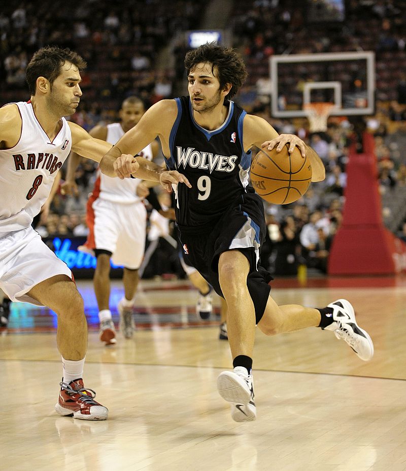 El jugador español Ricky Rubio de los Minnesota Timberwolves en acción ante la defensa de su compatriota José Calderón de los Toronto Raptors.