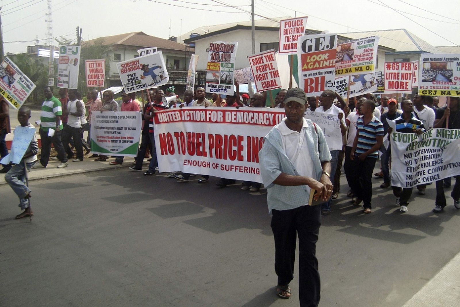 Manifestación, el día 9, por las calles de Port Harcourt, Nigeria.