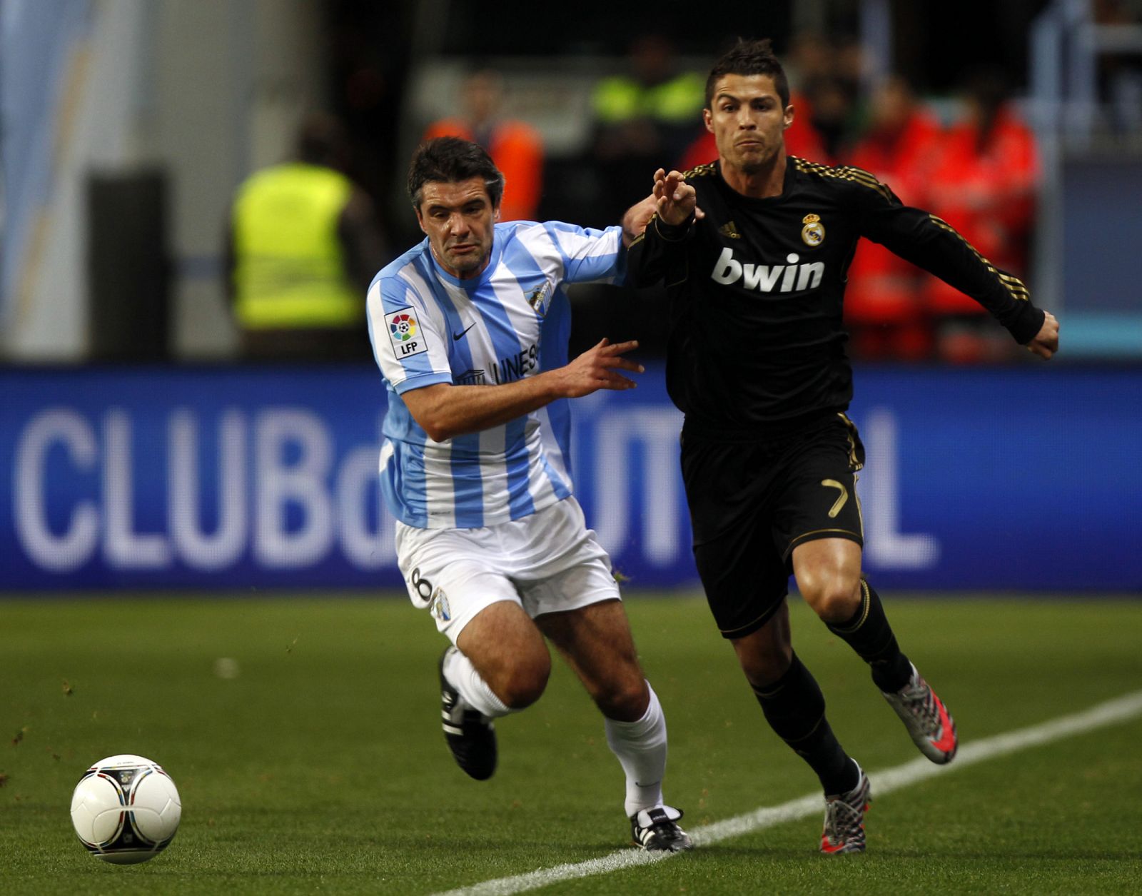 Cristiano Ronaldo lucha un balón con Toulalan.