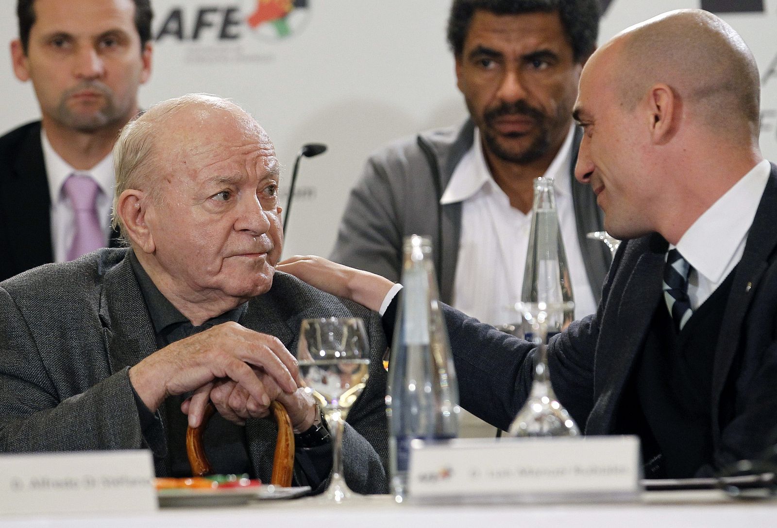 El presidente de la Asociación de Futbolistas Españoles, Luis Rubiales, junto a Alfredo Di Stefano.