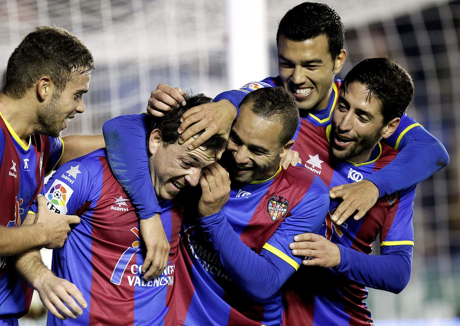 El delantero del Levante Rubén Suárez celebra con sus compañeros el cuarto gol de su equipo frente al Alcorcón.