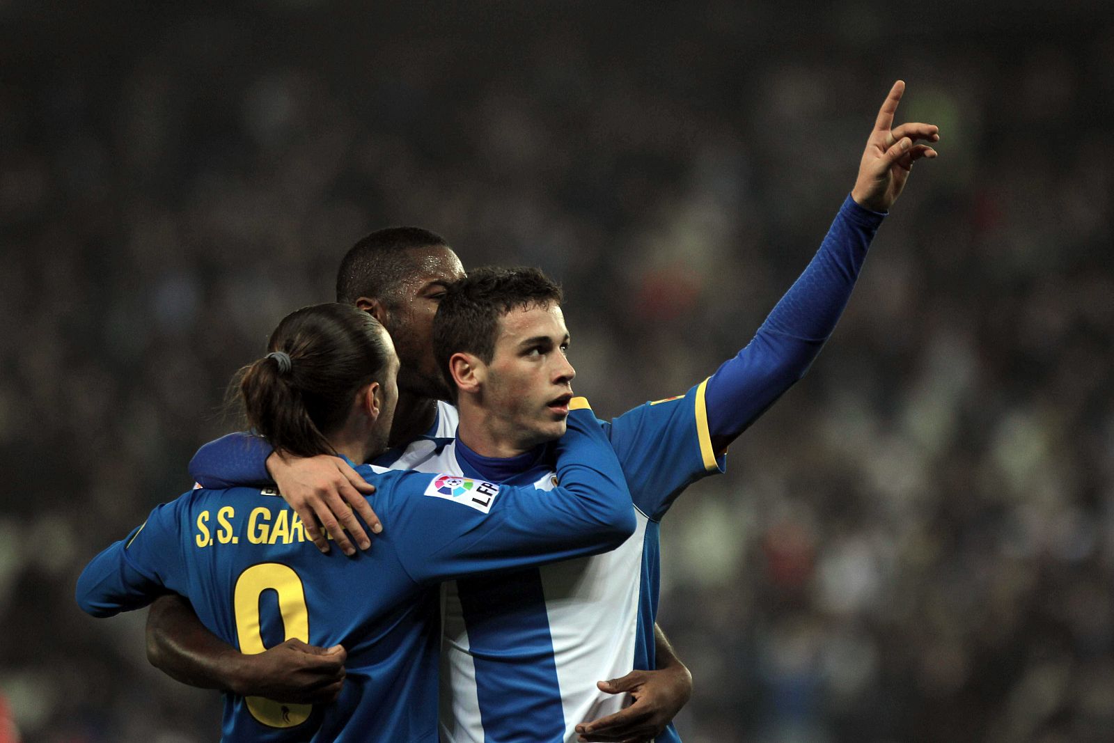 El delantero del RCD Espanyol Alvaro Vazquez celebra con sus compañeros el primer gol de su equipo frente al Córdoba.