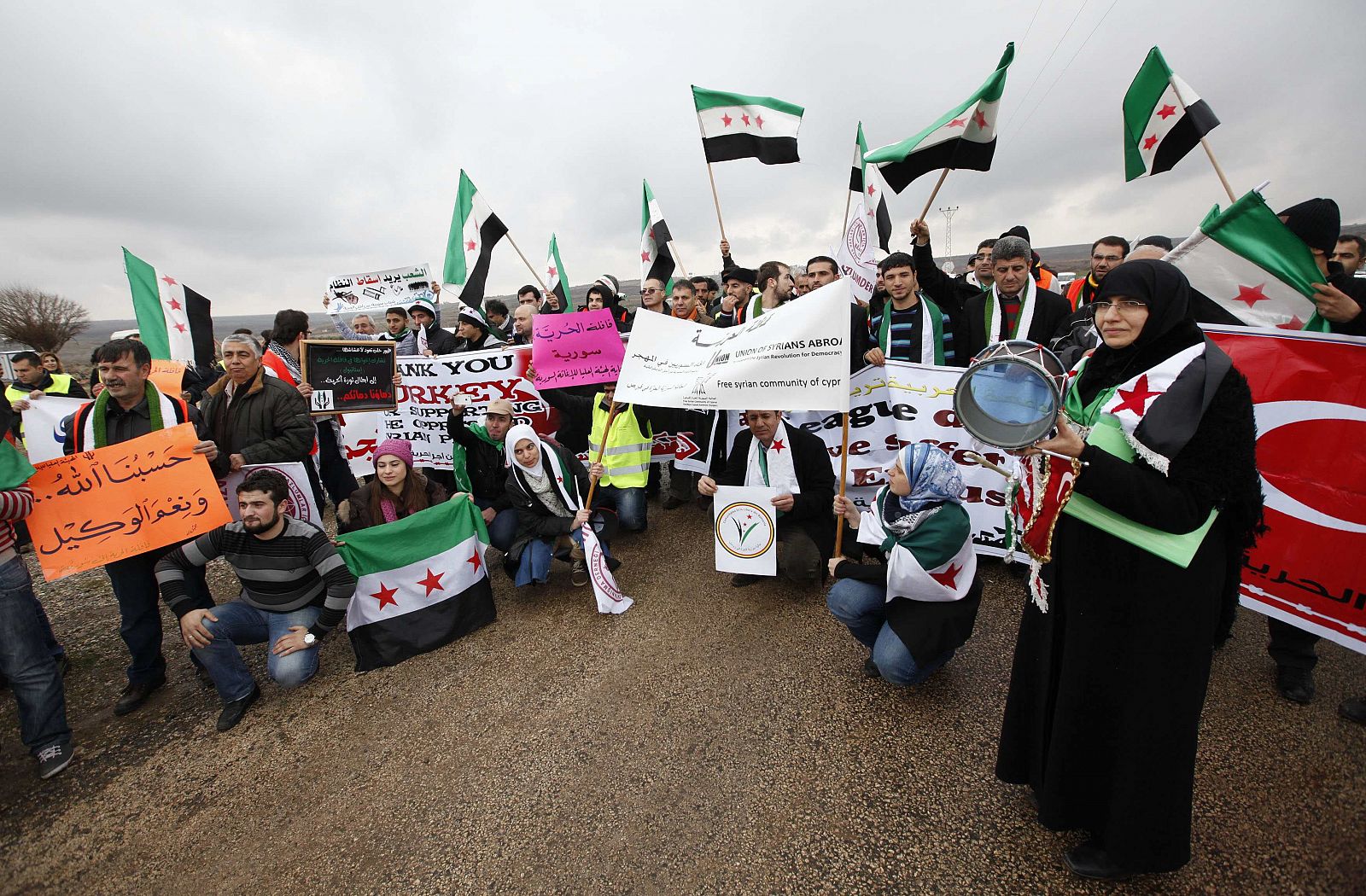 Activistas de la Caravana de la Libertad, en la ciudad turca de Kilis, junto a la frontera con Siria