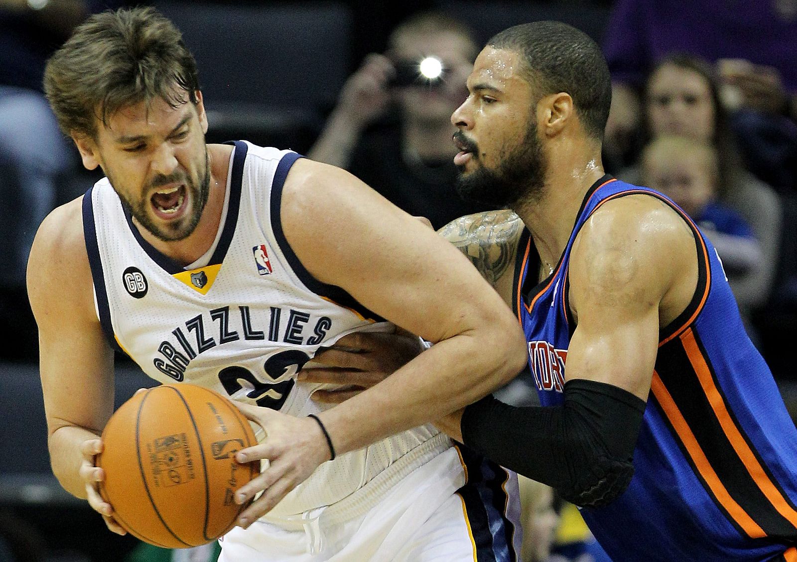 El jugador de los Grizzlies de Memphis, el español Marc Gasol (i) disputa la bola ante Tyson Chandler (d) de los Knicks de Nueva York.