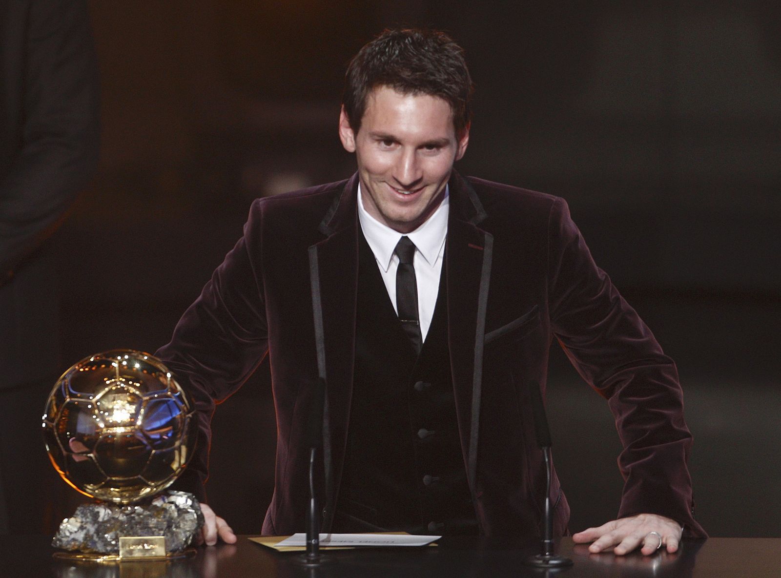 Lionel Messi recibe el Balón de Oro 2011.