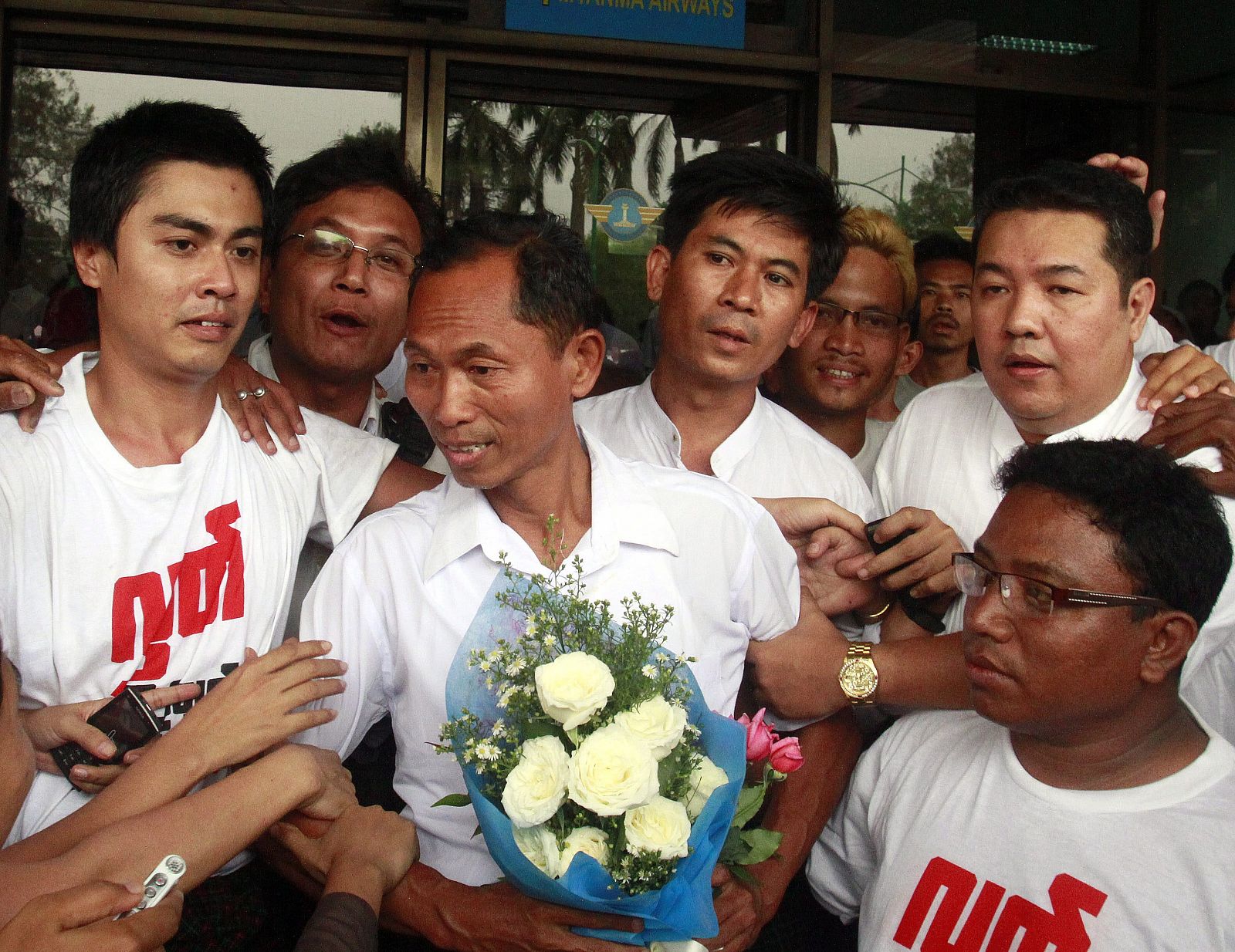El prisionero político Ko Ko Gyi (c) es recibido por sus familiares en el aeropuerto de Rangún.