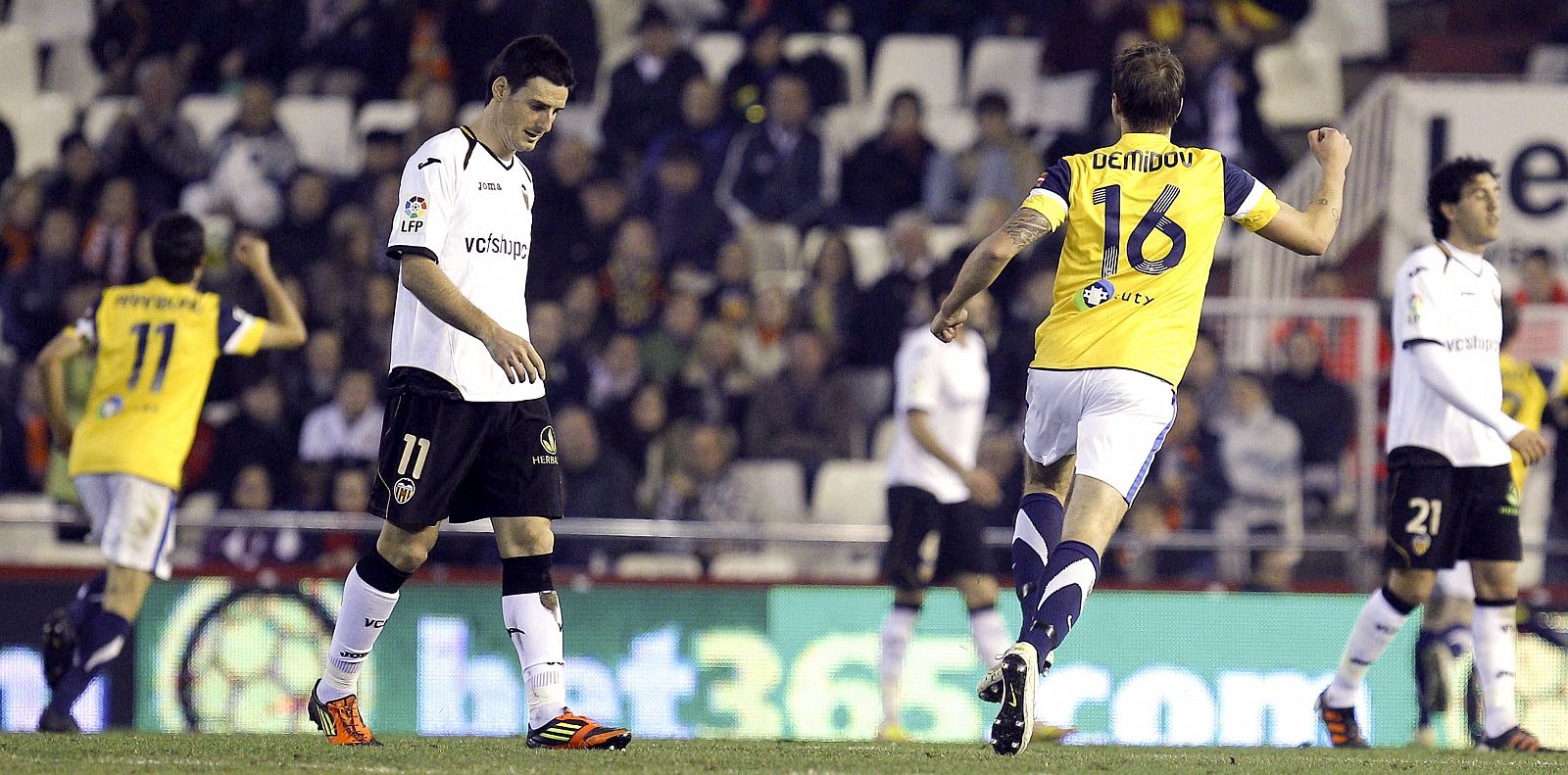 El delantero del Valencia CF Aritz Aduriz, tras encajar su equipo el gol de la Real Sociedad.