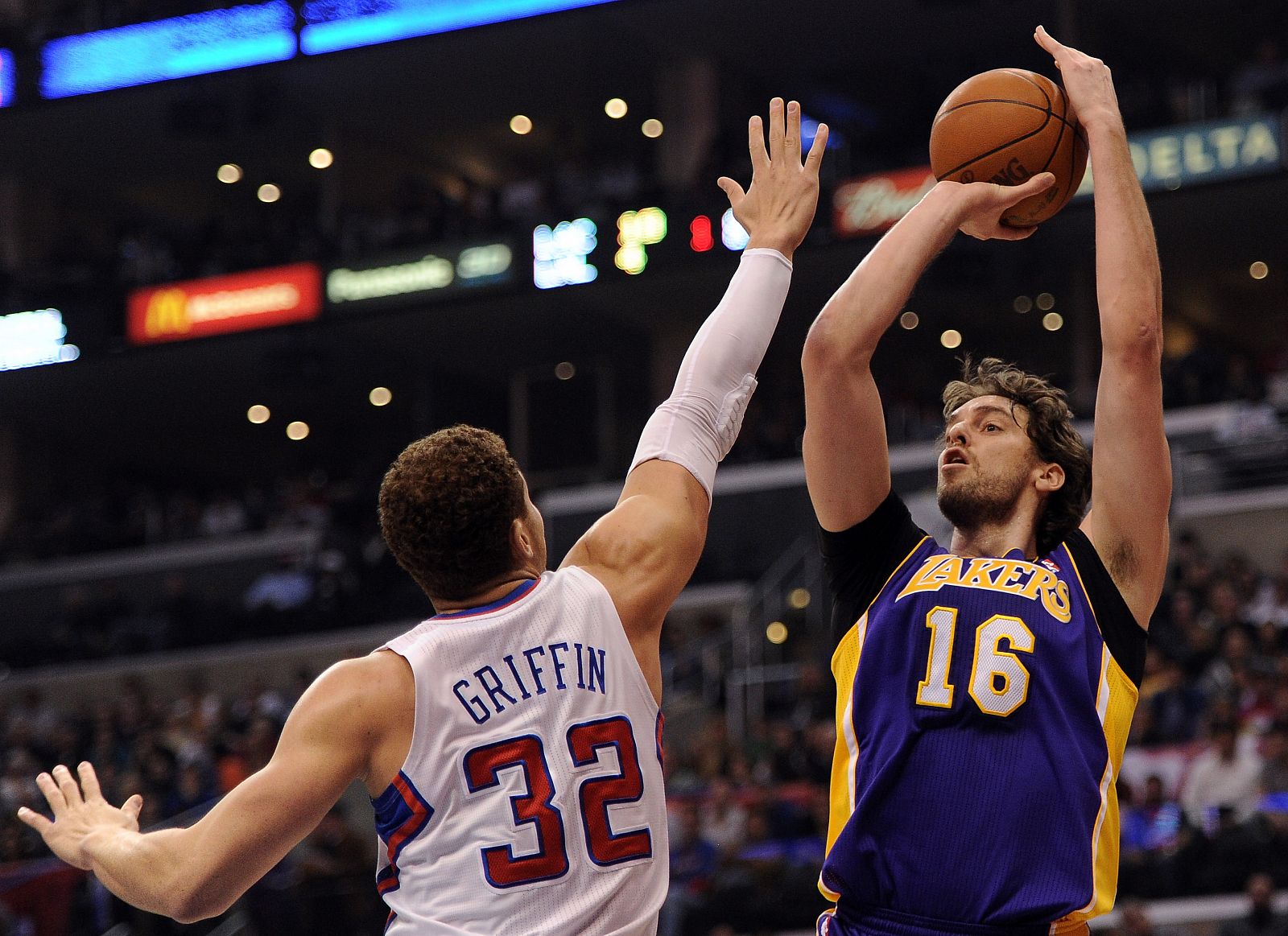 Pau Gasol lanza ante la defensa de Blake Griffin.