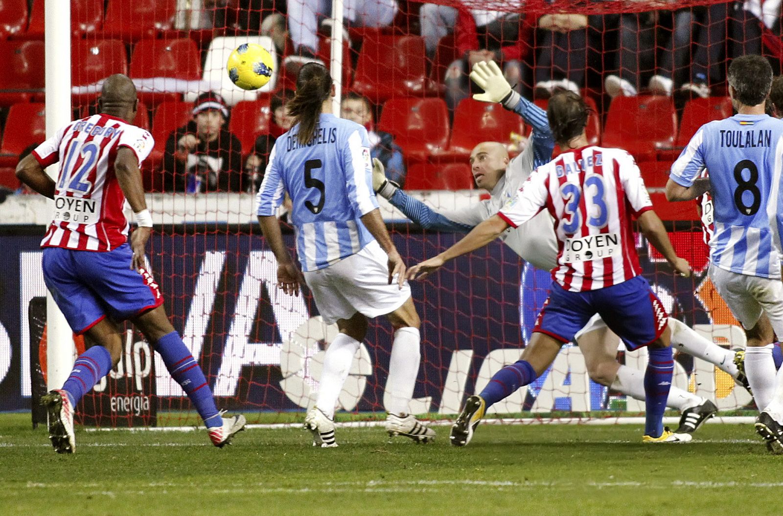 El defensa del Sporting de Gijón Alejandro Gálvez (2d) marca de cabeza el primer gol de su equipo.