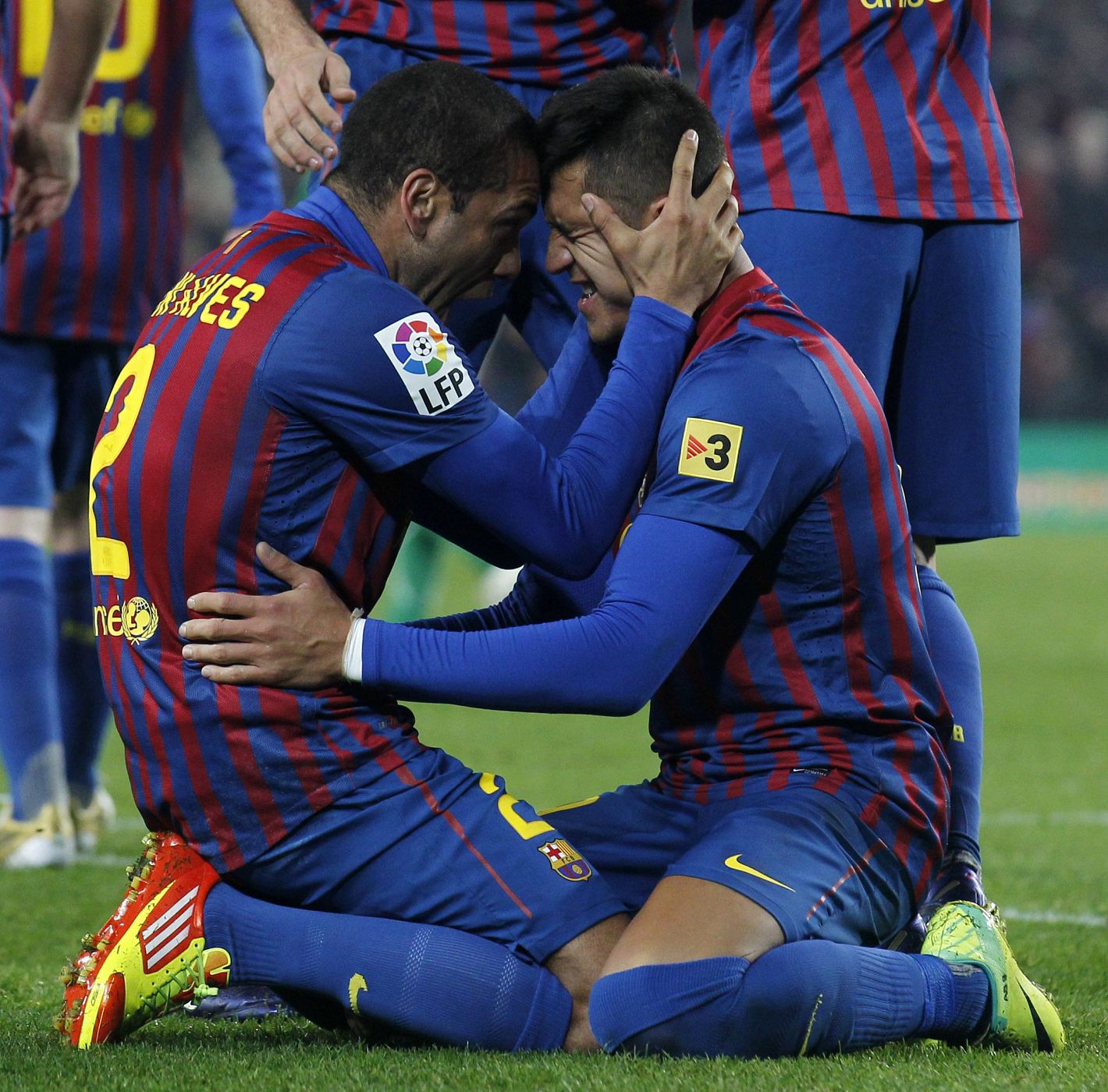 Alexis Sanchez y Dani Alves celebran el tercer gol del Barça, marcado por el chileno.
