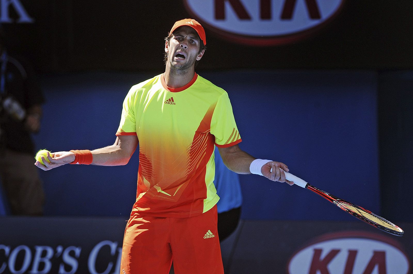 El tenista español Fernando Verdasco tras perder un punto ante el australiano Bernard Tomic durante el partido de primera ronda del Abierto de Australia.