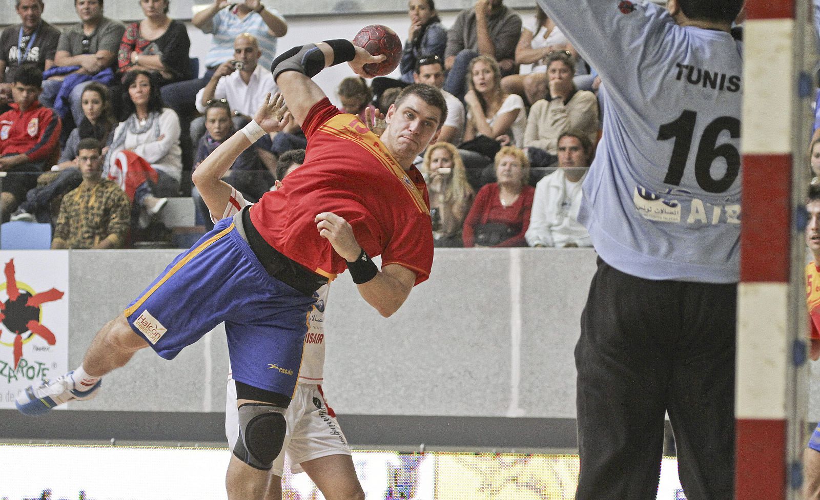 El jugador de la selección española de balonmano, Julen Aguinagalde, intenta batir al portero de Túnez Majed Hamza.