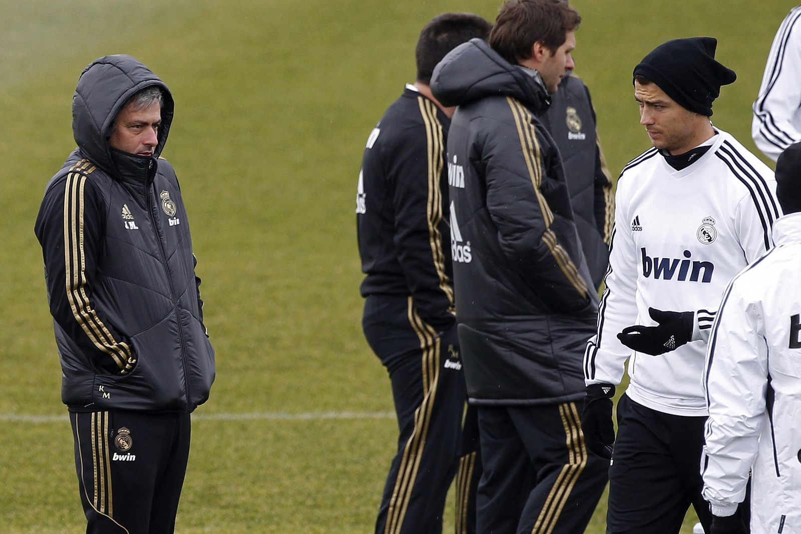 El portugués José Mourinho (i), entrenador del Real Madrid, cita a todos sus hombres para concentrarse ante la ida de cuartos de Copa frente al Barcelona.