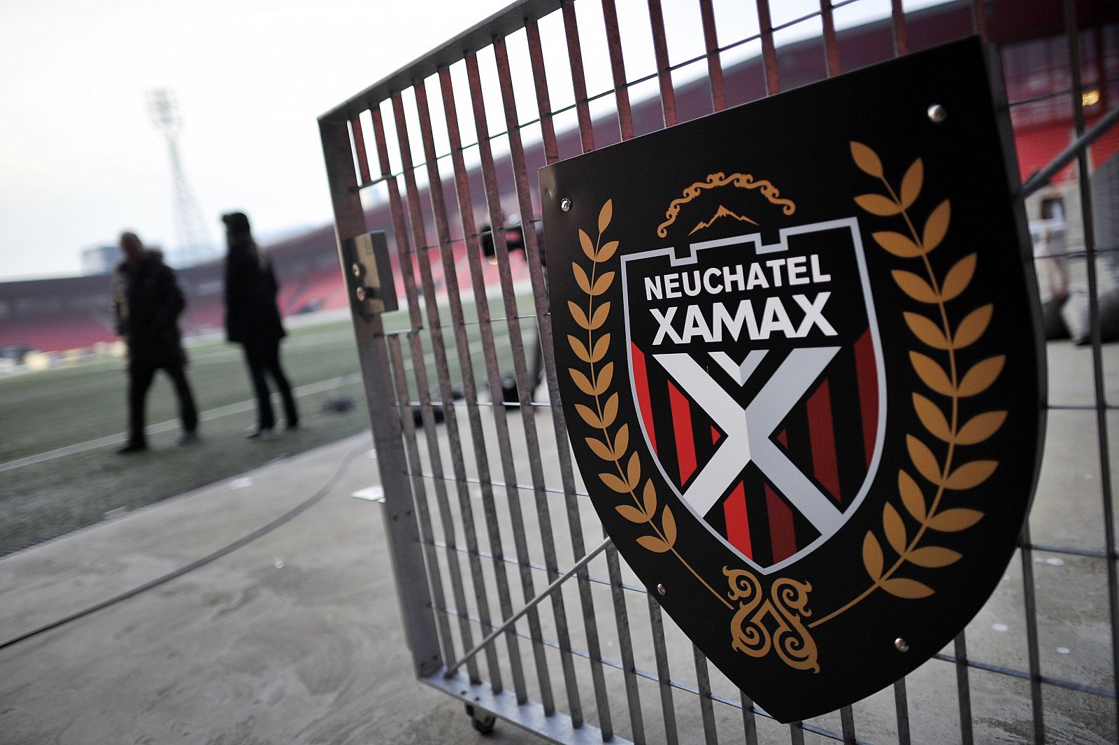 Imagen del escudo del Neuchatel a la entrada del estadio Maladière